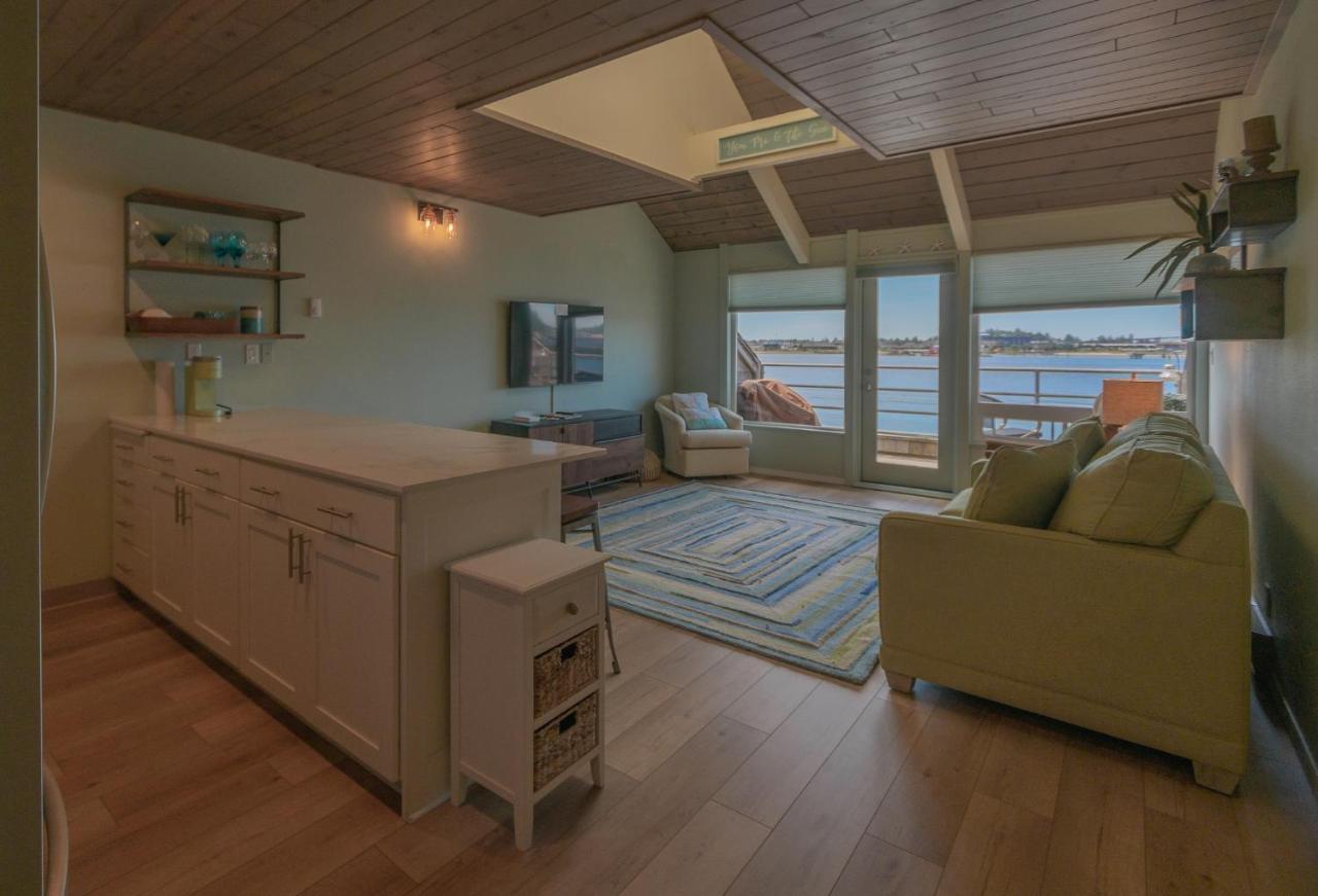 Embarcadero Resort Newport Bagian luar foto